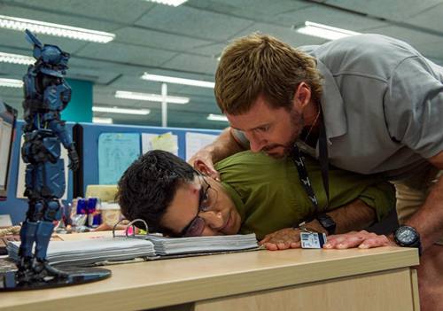 Review phim Chappie (Cảnh sát người máy) gần mực thì đen?