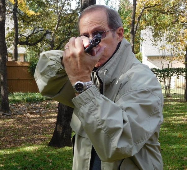 Tranh cãi về cách cầm súng nghiêng của John Wick trên phim