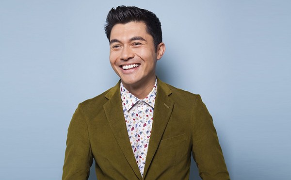 Henry Golding có lợi thế về ngoại hình, đặc biệt là chiều cao không thua kém các tài tử Hollywood.