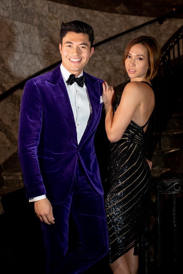 Henry Golding cùng vợ đã có ba năm hạnh phúc và thường xuyên chia sẻ những hình ảnh đi du lịch cùng nhau hay sánh bước trên thảm đỏ.