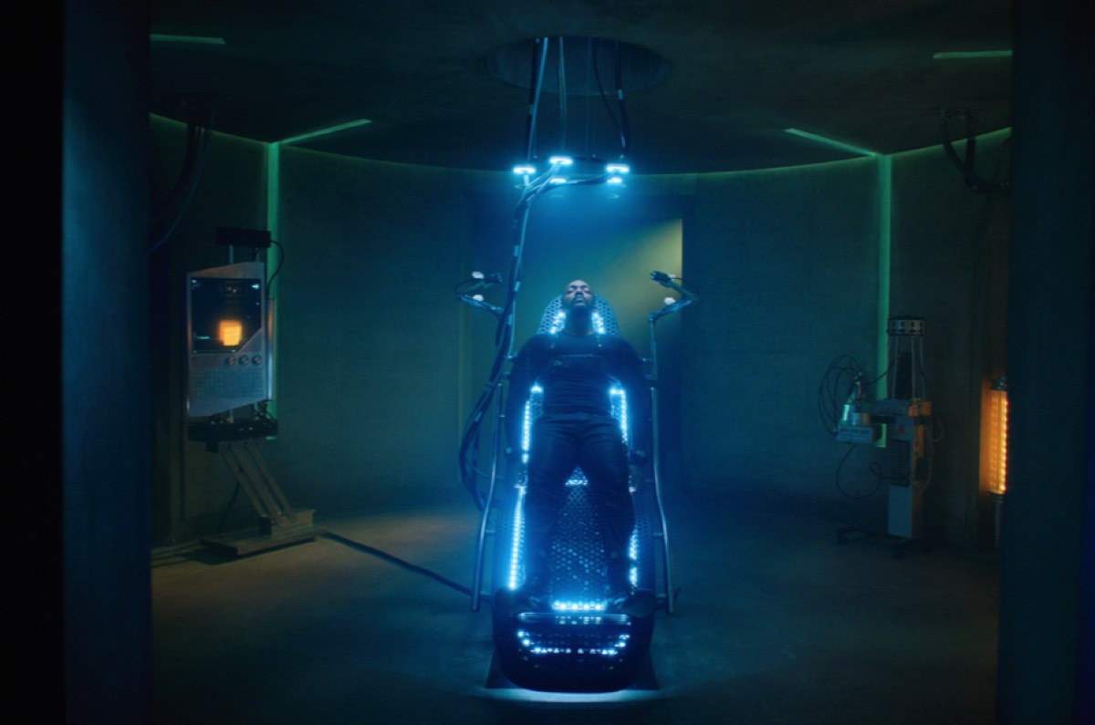 Review series phim Altered carbon (Linh hồn đổi xác) của Netflix